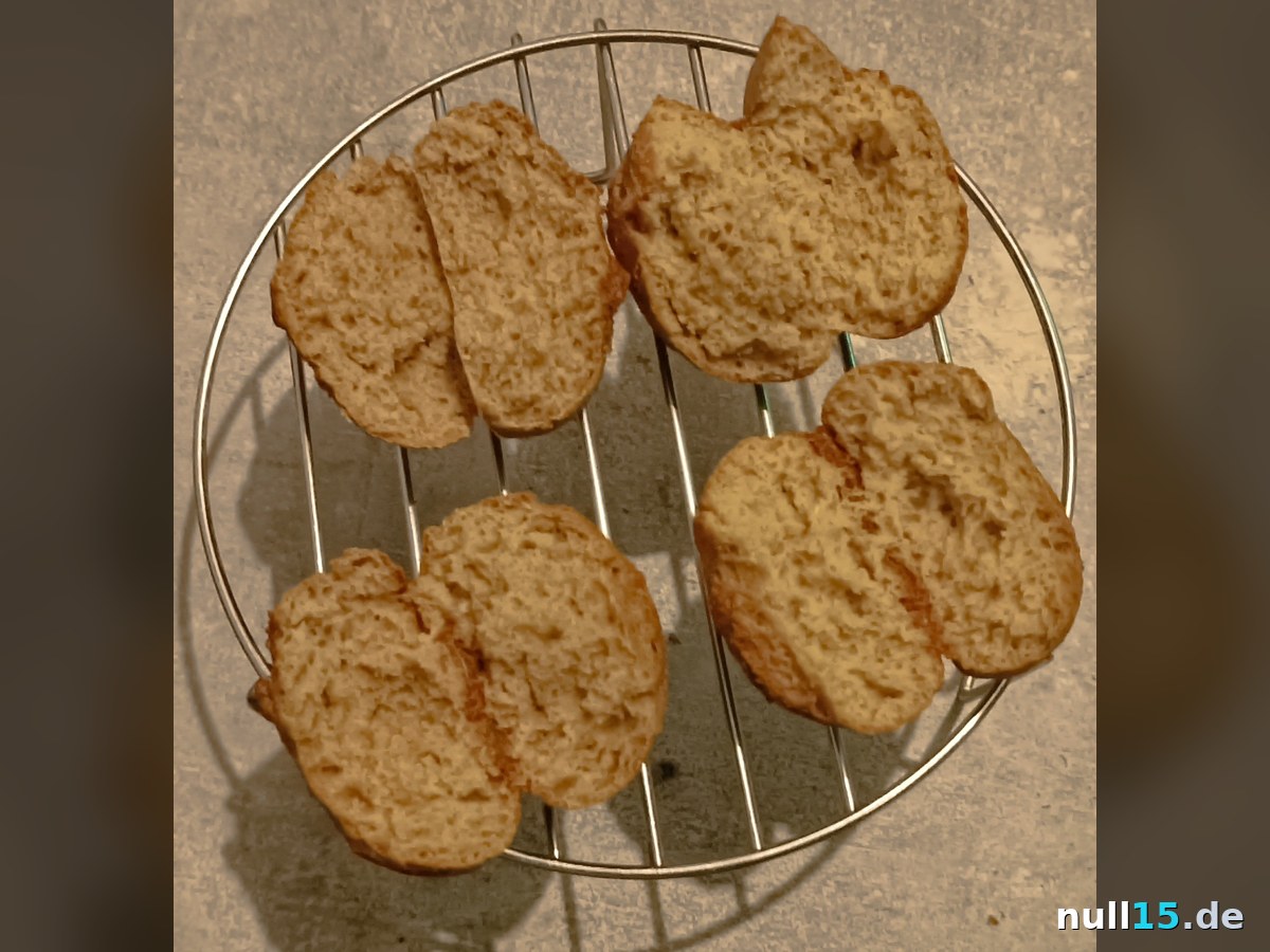 Aufgeschnittene Low-Carb-Brötchen mit lockerer Krume
