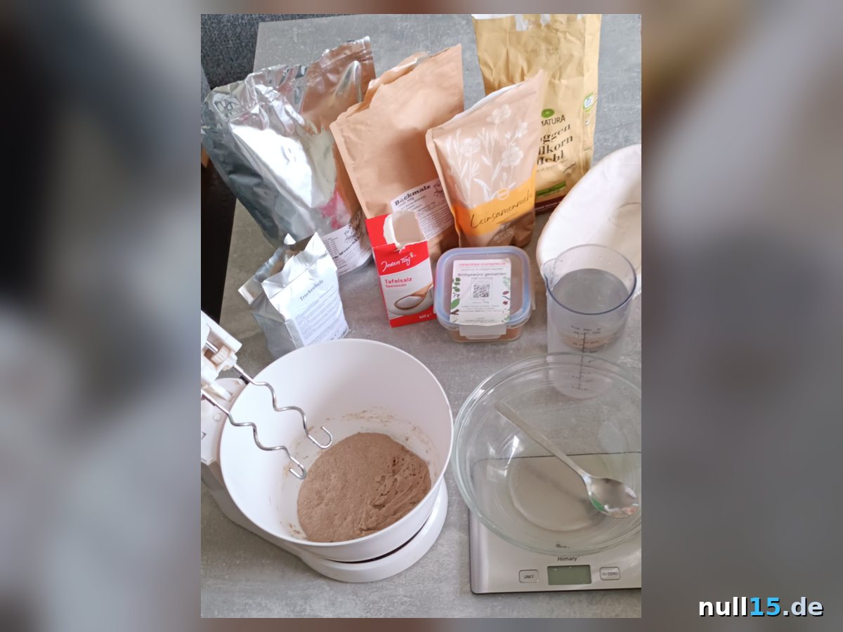 Zutaten für Low-Carb-Sauerteigbrot: Gluten, Leinsamenmehl, Vollkornmehl, Backmalz, Hefe