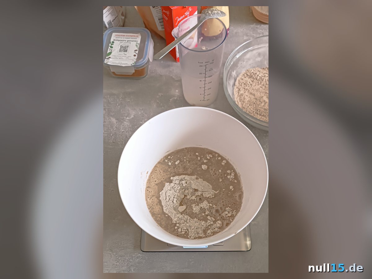Sauerteig angerührt in der Schüssel