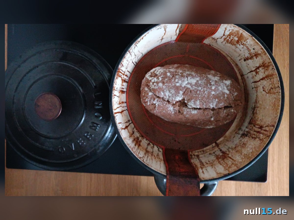 Brot im gusseisernen Topf beim Backen