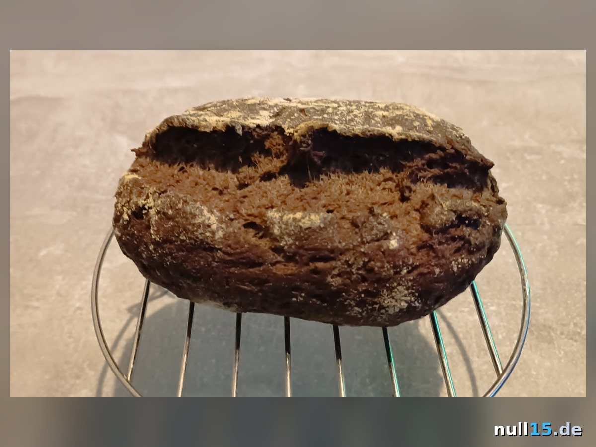Fertig gebackenes Low-Carb-Sauerteigbrot mit dunkler Kruste