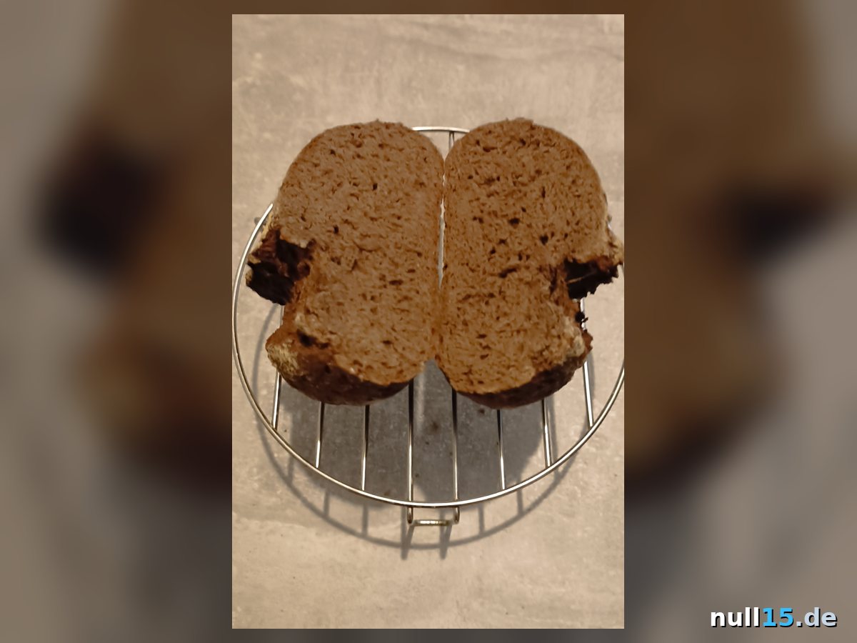 Aufgeschnittenes Low-Carb-Brot mit saftiger Krume