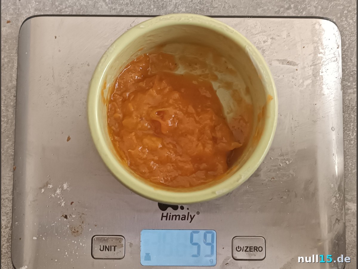 Selbstgemachte zuckerfreie Aprikosenmarmelade in einer kleinen Schale