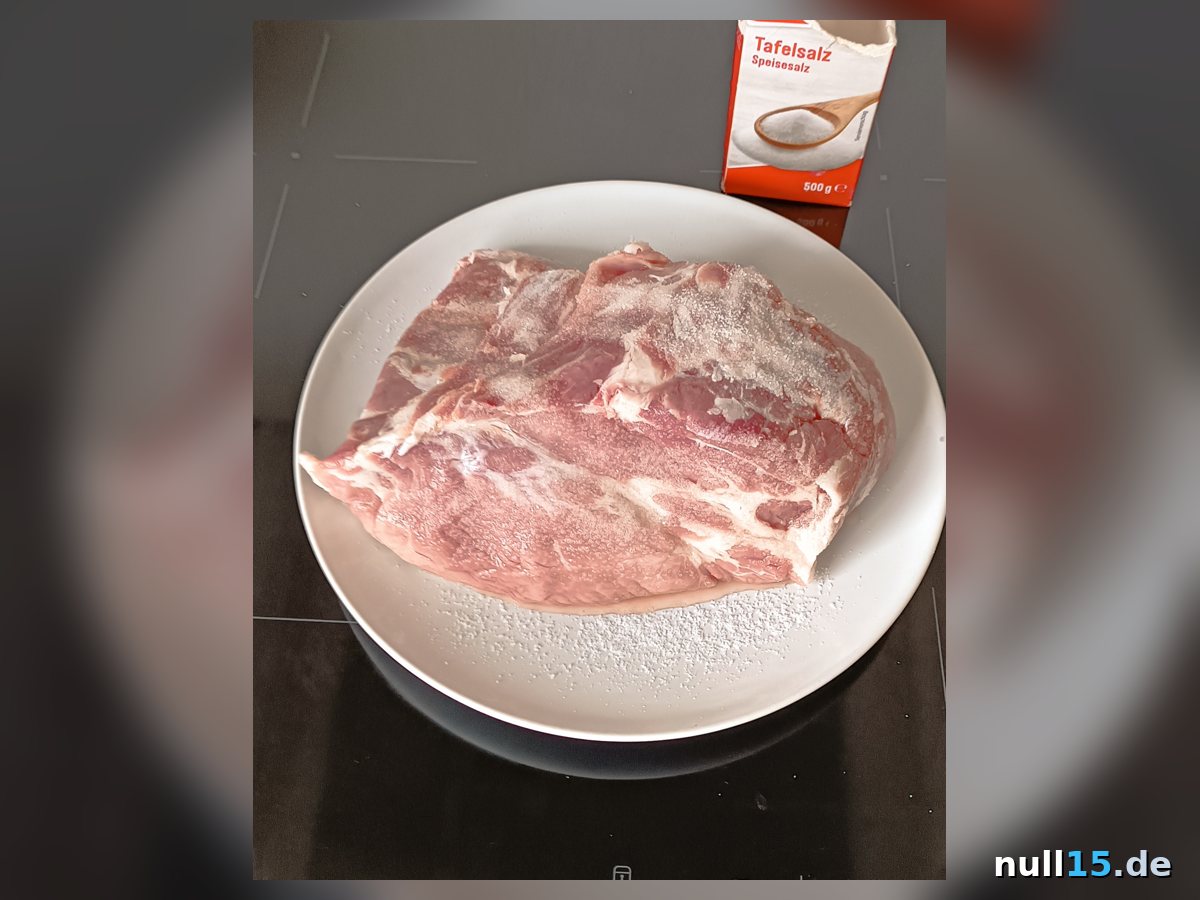 Schweinenacken großzügig salzen