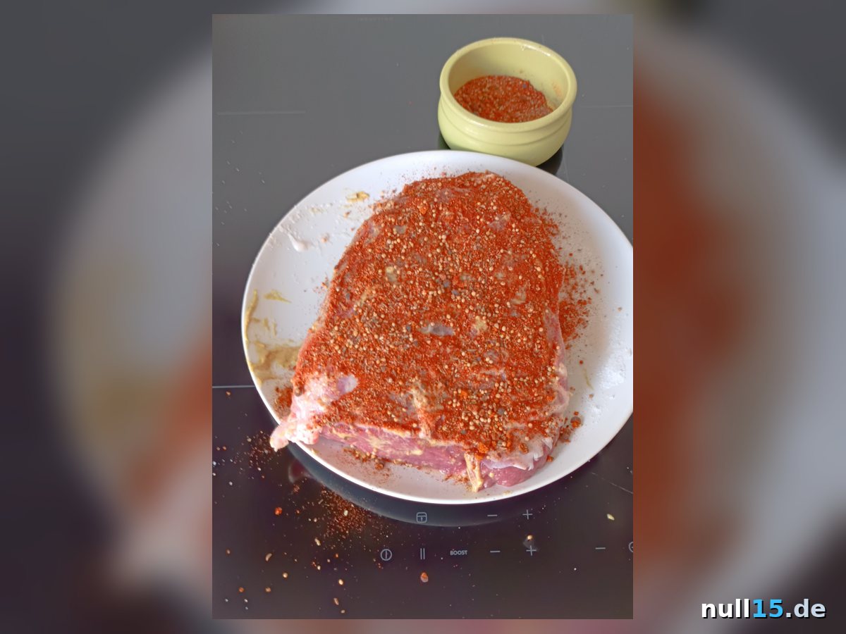 Schweinenacken mit Senf einreiben und würzen