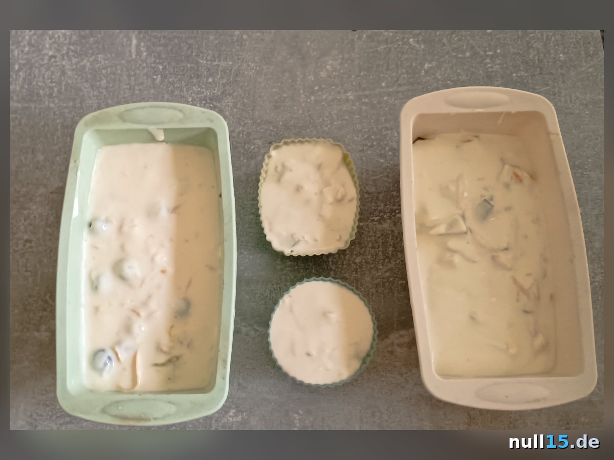 Obst-Quark-Kuchen vor dem Backen im Ofen