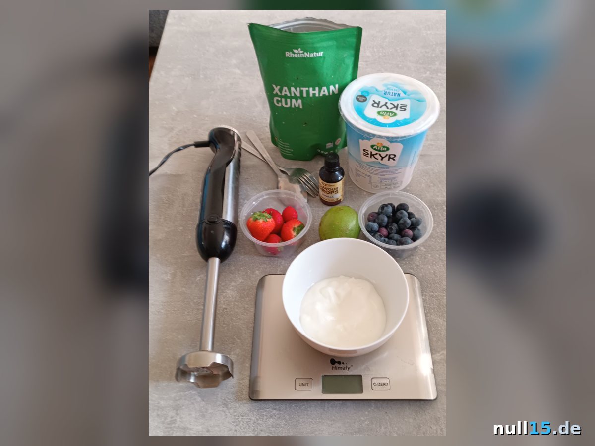 Skyr mit Beeren cremig gemixt in einer Schüssel